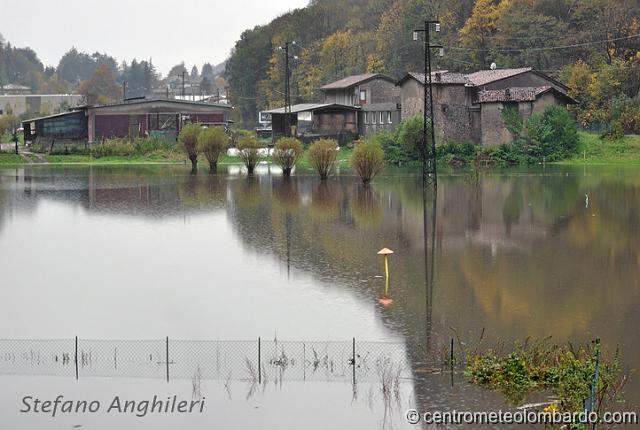 102.jpg - Piani di Balisio (LC). 1 Novembre, ore 15. La vicina stazione di Cremeno fraz. Maggio (distanza di 1,75km in linea d'aria) ha rilevato un totale di precipitazione dalla sera di Venerdì 30 di poco meno di 200mm (Stefano Anghileri)