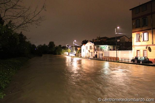 113.jpg - Milano, quart. Ponte Lambro. 1 Novembre, ore 18:30. Momento di massima piena del Lambro, notare sulla parte destra della foto il notevole livello del fiume. Mancano veramente pochissimi cm all'esondazione. (Luca Ceresa)