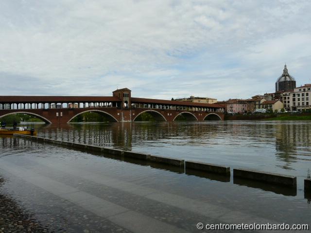 10.JPG - Pavia. 29 Aprile, ore 11.55. Il livello massimo raggiunto dal fiume. (Tommy)