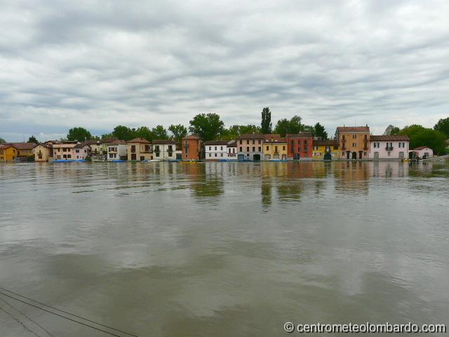 11.JPG - Pavia. 29 Aprile, ore 12. Il borgo. (Tommy)