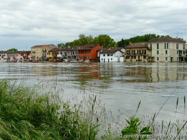 12.JPG - Pavia. 29 Aprile, ore 12.10. Il borgo basso. (Tommy)