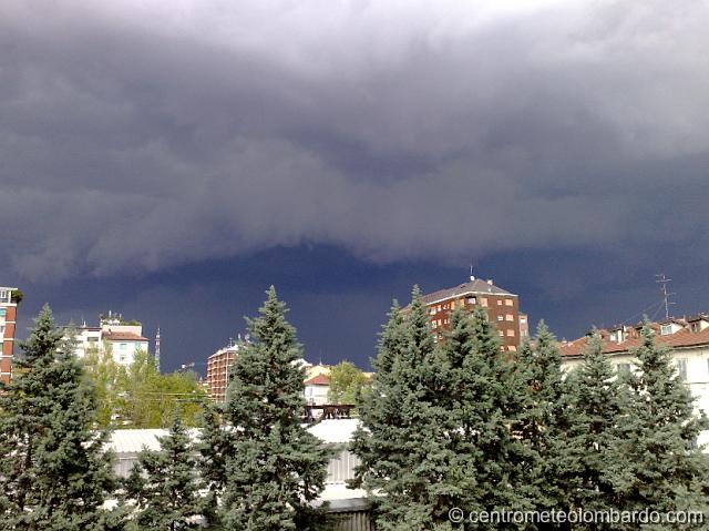 13.jpg - Milano, Viale Liguria. 29 Aprile, ore 15.30. Shelf Cloud sullo sfondo. (Diego Trovati)