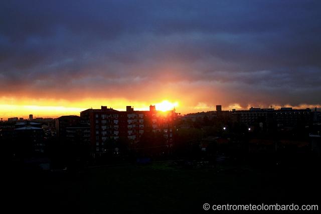 15.jpg - Vimodrone (MI) 29 Aprile, ore 20. Tramonto che segna la fine del peggioramento. (Luca Bertuletti)