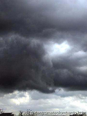 16.jpg - Bergamo città. 29 Aprile, ore 15.19. Probabile funnel in formazione. (Fulvio Crotti Spreafico)