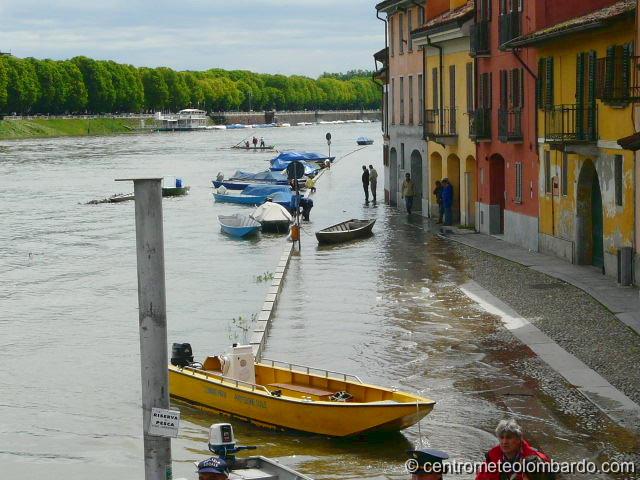 9.JPG - Pavia. 29 Aprile, ore 11.50. Il Ticino invade la strada del borgo. (Tommy)