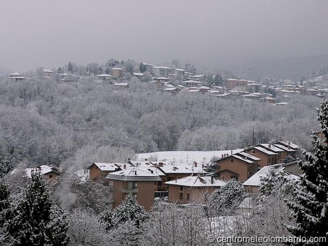 14.JPG - San Fermo della Battaglia (CO). 11 Marzo, ore 7.30. 3,5 cm di nuova neve al suolo. (Stefano Vincenzi)
